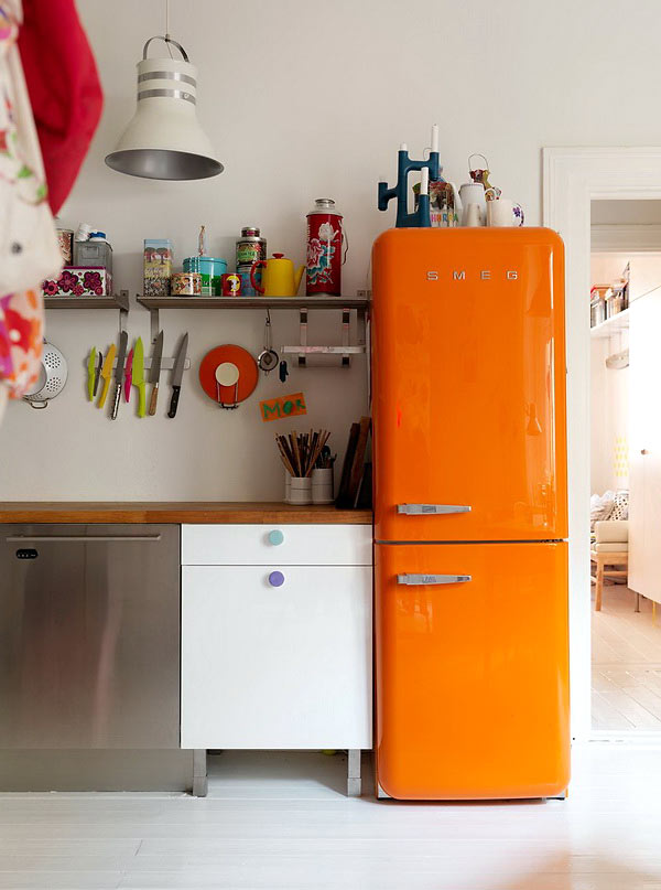 оранжевый ретро холодильник